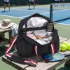 Poche doublée du sac de sport pickleball ouverte sur un banc