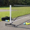 Filet de pickleball réglementaire monté en extérieur, sac de transport et balles au sol