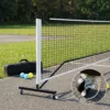 Gros plan sur une roue verrouillable du cadre du filet de pickleball
