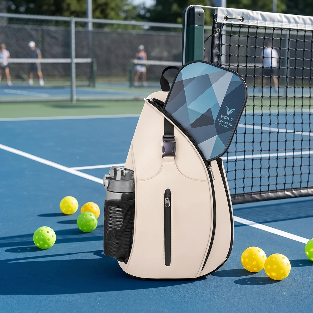 Sac sling pickleball beige posé sur un terrain extérieur